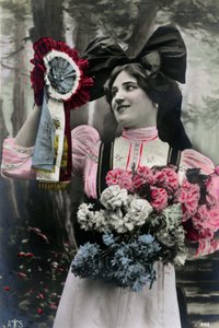 Patriotische Karte aus der Zeit des Ersten Weltkriegs: ein Elsässer hält eine Kokarde in den Farben Frankreichs, Allegorie des Wunsches des Elsass, sich Frankreich anzuschließen, Postkarte des 20. Jahrhunderts. Sammlung Jaime Abecasis