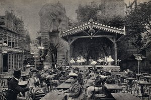 Szene aus dem Volksleben am Moulin Rouge in Paris. Fotografie, späte 19. Jahrhundert, Paris. Sammlung Selva. von Unknown photographer