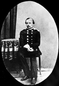Porträt des jungen Dostojewski, sitzend, im Medaillon von Unknown photographer
