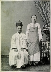 Porträt eines koreanischen Beamten und seiner Frau Ende des 19. Jahrhunderts von Unknown photographer