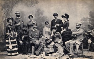 Porträt einer Familie mit einem Fotografen vor einer ländlichen Kulisse. Fotografie, Ende des 19. Jahrhunderts, Paris. Sammlung Selva.