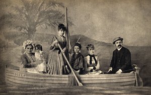 Porträt einer Familie mit einem Fotografen, inszeniert in einem Boot. Fotografie, Ende des 19. Jahrhunderts, Paris. Sammlung Selva. von Unknown photographer