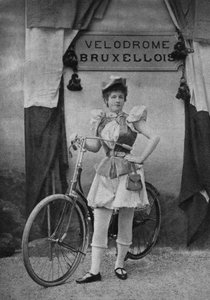 Porträt einer Radfahrerin. Fotografie, späte 19. Jahrhundert, Paris. Sammlung Selva. von Unknown photographer