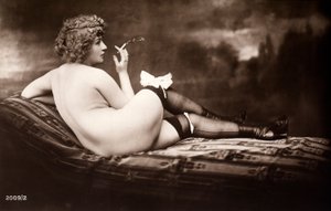 Porträt einer jungen Frau, die nackt posiert, mit dem Rücken zugewandt, während sie eine Zigarette raucht von Unknown photographer