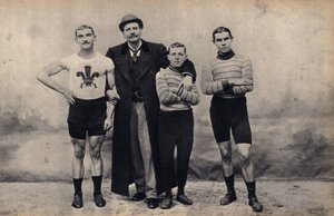 Porträt des Gladiator-Radteams. Fotografie, späte 19. Jahrhundert, Paris. Sammlung Selva.