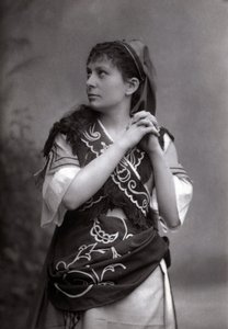 Porträt der Sopranistin Elisabeth Janvier in „Le Tribut de Zamora“ von Charles Gounod im Jahr 1881. von Unknown photographer