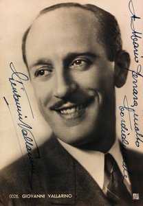 Porträt mit Widmung und Autogramm des italienischen Sängers Giovanni Vallarino; Postkarte von Unknown photographer