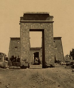 Propylon (Triumphbogen) und Pylon im Tal der Widder, Teil des Tempels von Ramses IV in Theben, 1880 von Unknown photographer