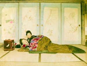 Auf einem Futon liegend. Zwei japanische Frauen liegen auf einem traditionellen Futon auf dem Boden. Japan, um 1910.