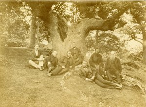 Sieben der führenden Mitglieder der Church Missionary Society in Sierra Leone und Nigeria sitzen unter der Wilberforce-Eiche in Keston, Kent, Vereinigtes Königreich
