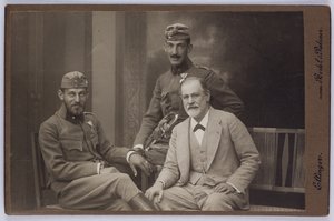 Sigmund Freud mit seinen Söhnen, Ernst und Martin in Militäruniformen, ca. 1916