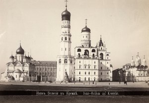 Die Kathedrale der Verkündigung und der Glockenturm von Iwan IV. in Moskau