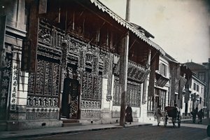 Ansicht von Gebäuden entlang einer Straße in China von Unknown photographer
