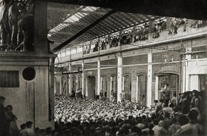 Arbeiter versammelt in einer Fabrik in Turin während des Biennio Rosso 1920, Geschichte der Arbeiterbewegung von Unknown photographer