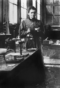 Französische Physikerin Marie Curie (1867-1934) Nobelpreis für Physik 1903, Nobelpreis für Chemie 1911, hier in ihrem ersten Labor in Paris 1898 von Unknown photographer