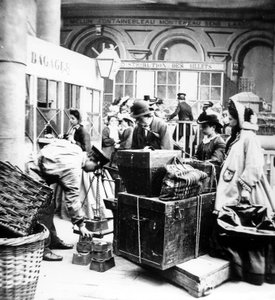 Passagiere überwachen das Wiegen des Gepäcks im Gare de Lyon in Paris zur Zeit des Zweiten Kaiserreichs in Frankreich