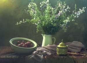 Wildblumen und Erdbeeren