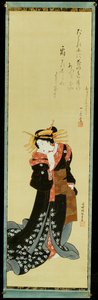 Eine stehende Kurtisane in einem schwarzen Kimono mit weißen Blütenköpfen, die ein Papierbündel hält