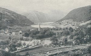 Ein irisches Dorf Glendalough, 1910 von Valentine and Sons Ltd