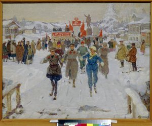 Die Rote Armee besucht ein Kolchos. Soldaten in Uniform fahren Ski in den Straßen eines Dorfes mit Holzhäusern, begleitet von jungen Frauen und beobachtet von den versammelten Dorfbewohnern.