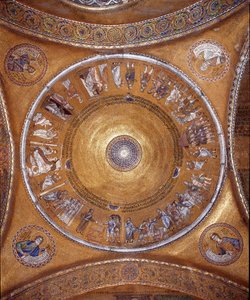 Ansicht der Kuppel mit Mosaiken auf goldenem Hintergrund (romanischer und byzantinischer Stil), die das Leben Abrahams darstellen. In den Pendentifs die Propheten Daniel, Jeremia, Jesaja und Ezechiel. 1240-1250. Basilika San Marco, Venedig
