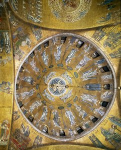 Ansicht der Kuppel mit Mosaiken auf goldenem Hintergrund (romanischer und byzantinischer Stil), die die Himmelfahrt darstellen. In den Pendentifs die vier Evangelisten. San Marco Basilika