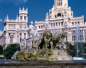Cybele-Brunnen, die Göttin Cybele in einem von zwei Löwen gezogenen Wagen darstellend, erbaut 1782 von Ventura Rodriguez (1717-1785) dahinter, Ansicht des Palais des Communications, Plaza de Cibeles, Madrid von Ventura Rodríguez