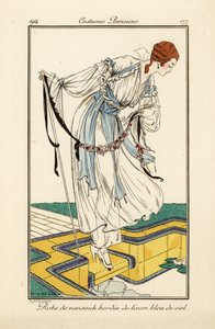 Frau im Nainsook-Kleid mit himmelblauer Leinenbordüre