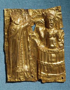 Tamdrup-Platten, geprägte Goldfolie, die Bischof Poppo zeigt, wie er König Harald Blauzahn von Dänemark im Jahr 963 tauft