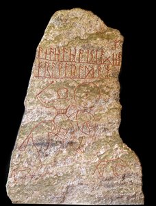 Stele mit Runeninschriften, die einen Wikingerreiter mit einem Hund darstellen von Viking Viking