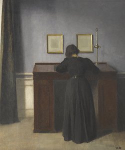 Ida steht an einem Schreibtisch von Vilhelm Hammershøi