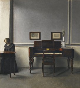 Ida in einem Innenraum mit Klavier