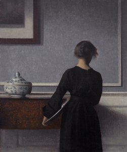Interieur mit junger Frau von hinten