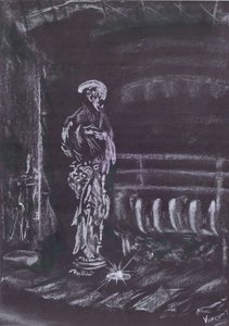 Statue am Kamin im Kerzenlicht