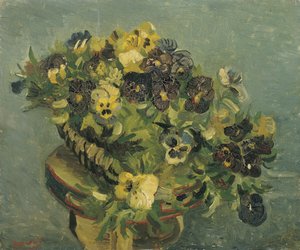 Korb mit Stiefmütterchen auf einem kleinen Tisch von Vincent van Gogh