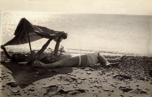 Zwei Frauen liegen am Meeresufer im Schatten eines Handtuchs. Postkarte vom Fotografen an Vincenzo Balocchi gesendet von Vincenzo Balocchi