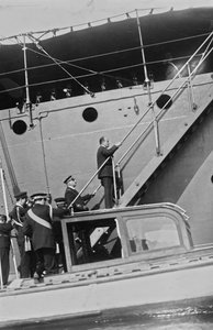 Benito Mussolini in Zivilkleidung auf der Leiter des Schiffes Real Ferruccio im Hafen von Gaeta