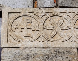 Detail der Westfassade der Kirche Santa Maria de Lara, Quintanilla de las Viñas, Spanien, 7. Jahrhundert n. Chr. (Steinrelief)