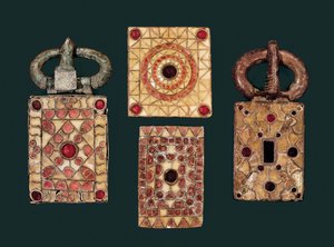 Metallohrringe verziert mit Gold und Granat, 7. Jahrhundert (Gold und Granat)