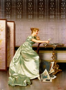 Eine elegante Dame bewundert ein Portfolio von Drucken von Vittorio Reggianini