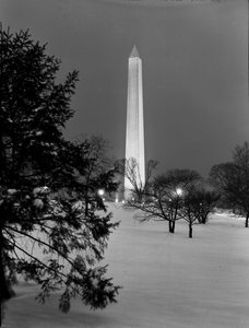 Washington Memorial nach Schneefall, Washington bei Nacht von Volkmar Wentzel