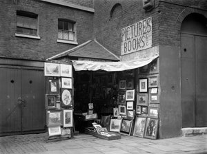 Gerahmte Bilder vor einem Antiquariat und Bilderladen, London, 1933 von WA Clark