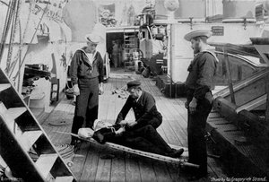 Ambulanzübung an Bord des Kreuzers HMS Tartar, 1896 von W Gregory