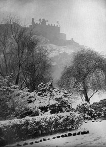 Edinburgh Castle im Schnee, von Princes Street Gardens, Schottland, 1924-1926 von W. Reid