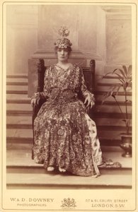 Sarah Bernhardt als Kaiserin Theodora in Sardous "Theodora" von W. and D. Downey
