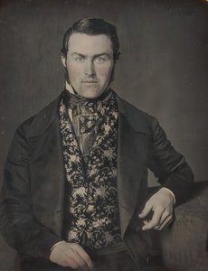Sitzender Mann in einer Blumenweste, 1840er-50er von W. and F. Langenheim