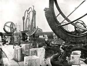 Einige Instrumente auf dem Observatorium, Peking, China, 1895 von W and S Ltd
