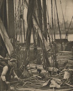 Am Fuß des Mastes auf einer Themse-Barke, um 1935 von Walter Benington