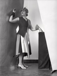 Porträt von Anita Pezzoni in einem Kleid, entworfen vom Maler Marcello Clarion