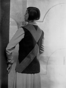 Porträt von Marion Wulz in einem Kleid von Anita Pittoni, ca. 1940 von Wanda Wulz